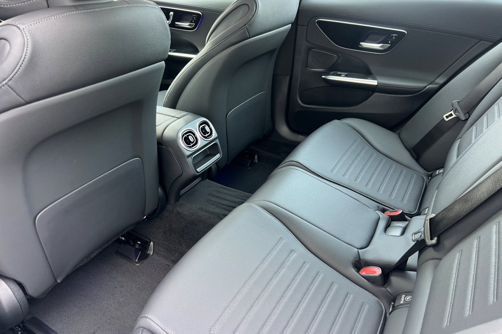New 2026 Polar White Mercedes-Benz C 300 image 4