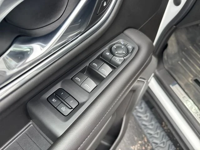 Used 2021 SUMMIT WHITE Chevrolet Z71 image 13