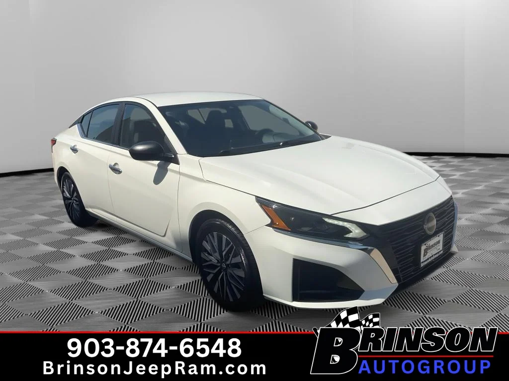 Used 2025 Glacier White Nissan SV image 3