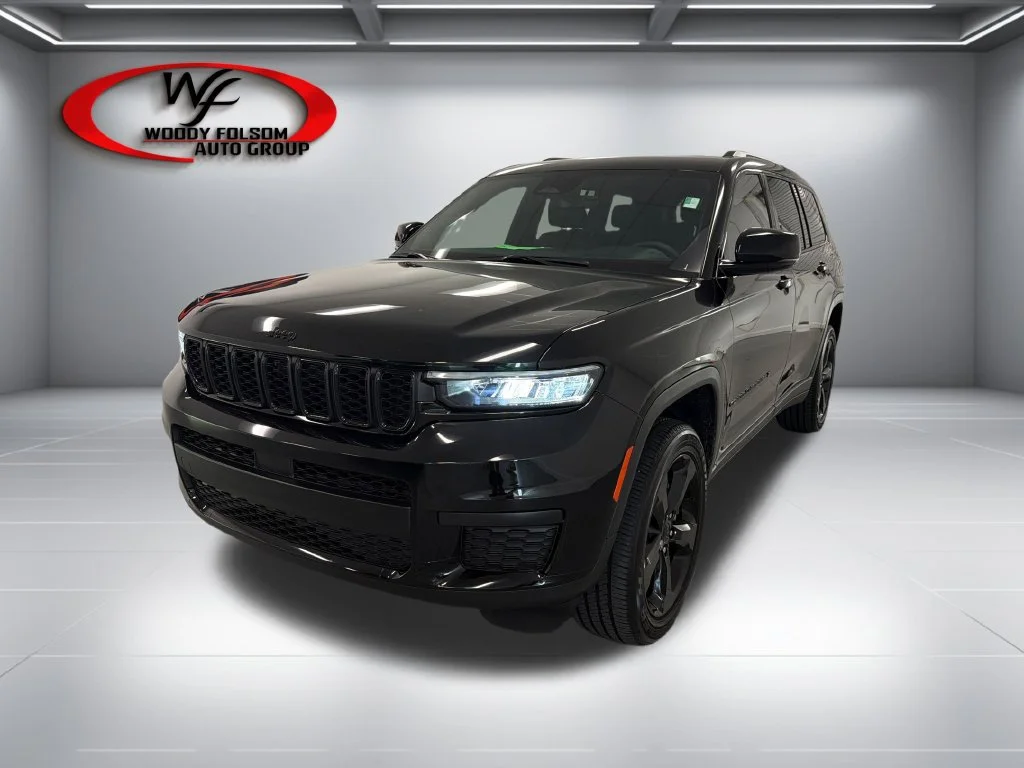 Used 2025 Black Jeep Altitude image 3