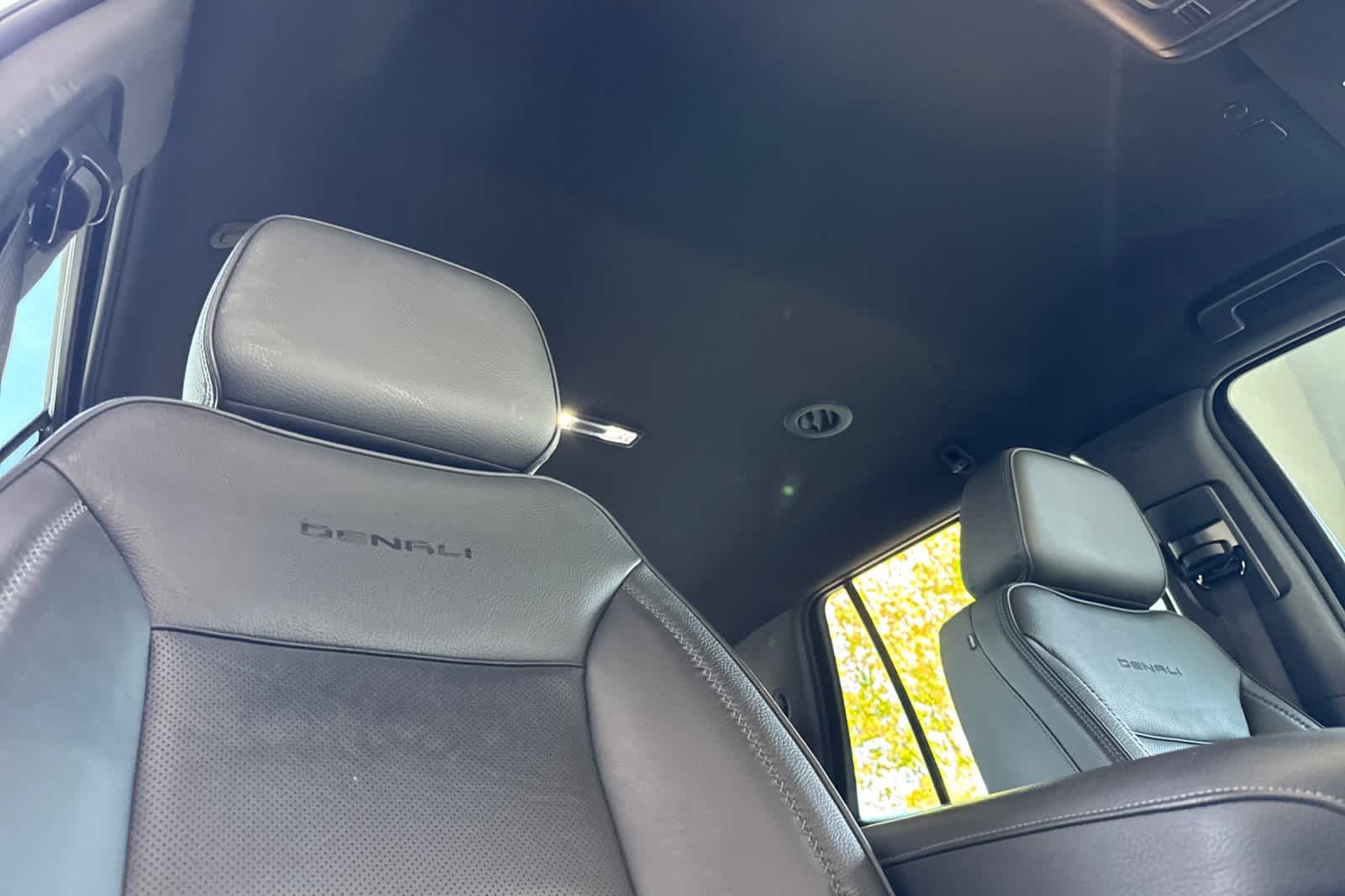 Used 2022 White Frost Tricoat GMC Denali image 19