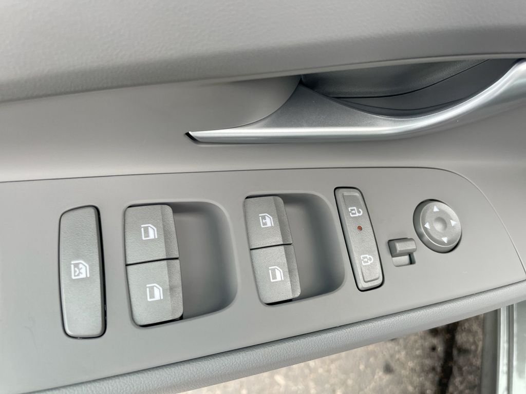 2025 Hyundai Elantra SE - Photo 40