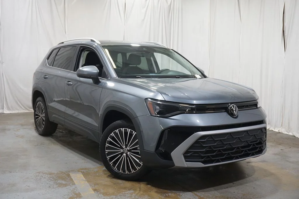 Certified Used 2025 Gray Volkswagen 1.5T SE image 3