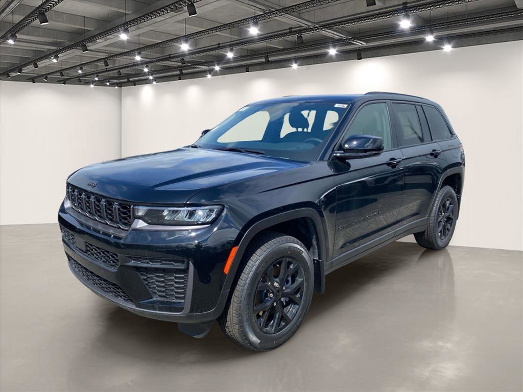 New 2026 Diamond Black Crystal Pearl-Coat Exterior Paint Jeep Altitude image 2
