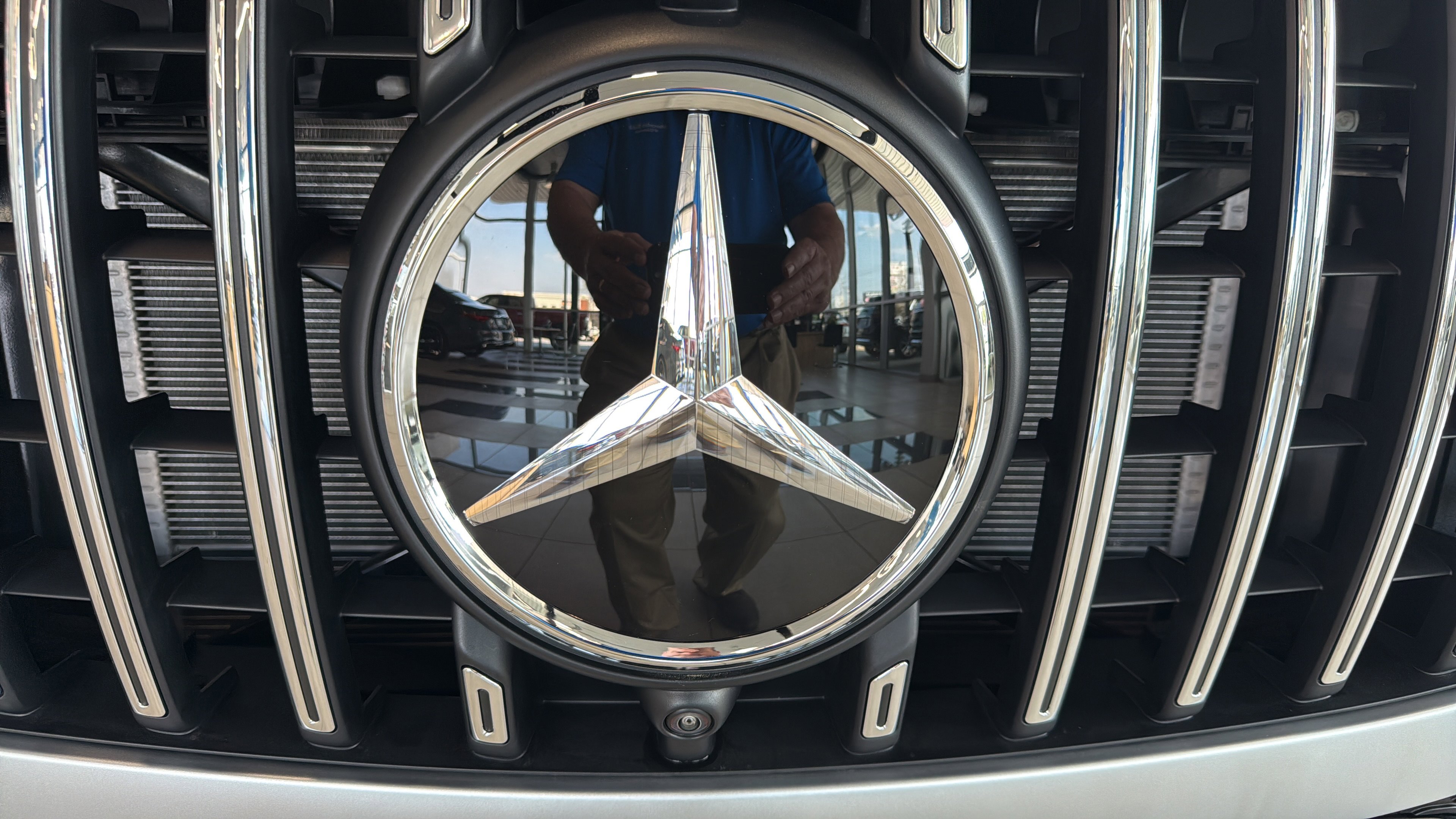 New 2026 MANUFAKTUR Signature Cirrus Silver Magno Mercedes-Benz AMG® GLS 63 image 9