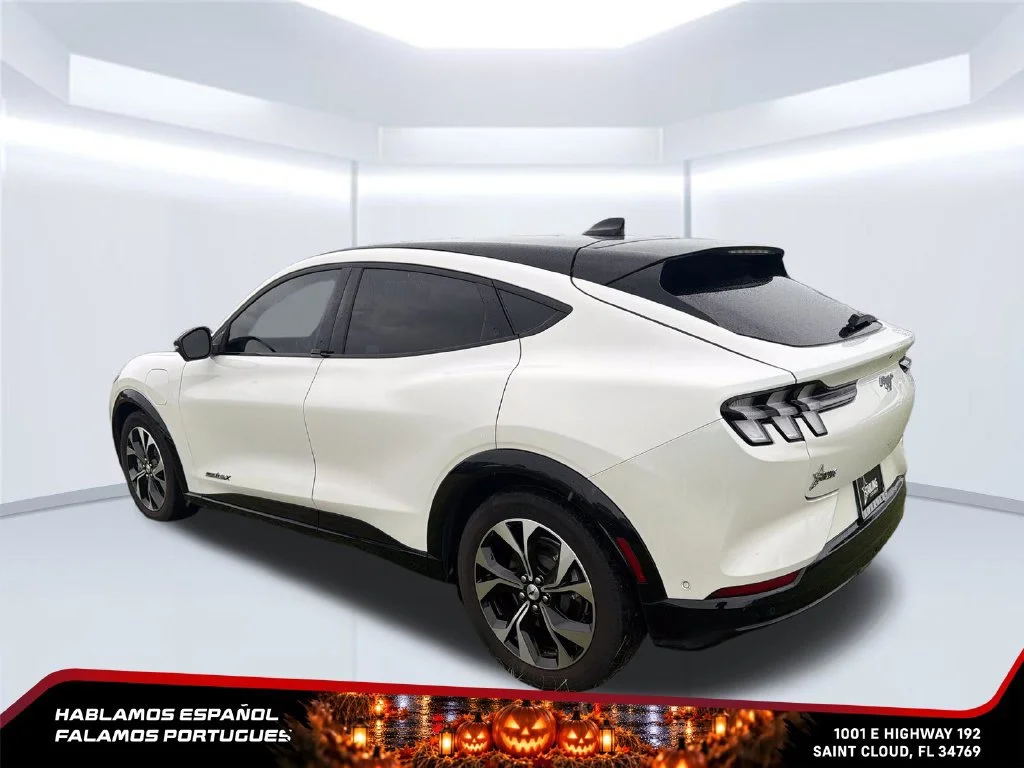 Used 2022  Ford Premium image 3