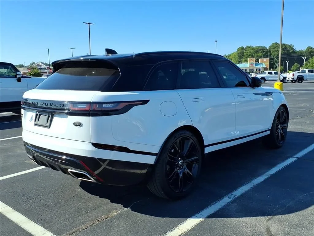 Used 2019 White Land Rover R-Dynamic HSE image 6
