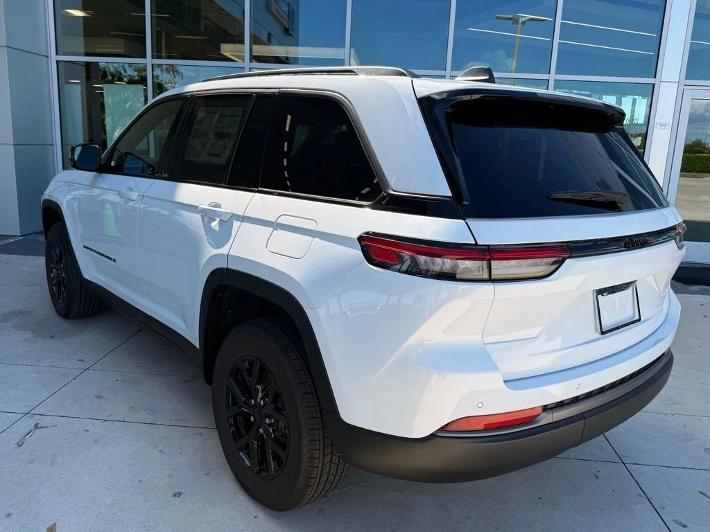 New 2026 Bright White Clear-Coat Exterior Paint Jeep Altitude image 6