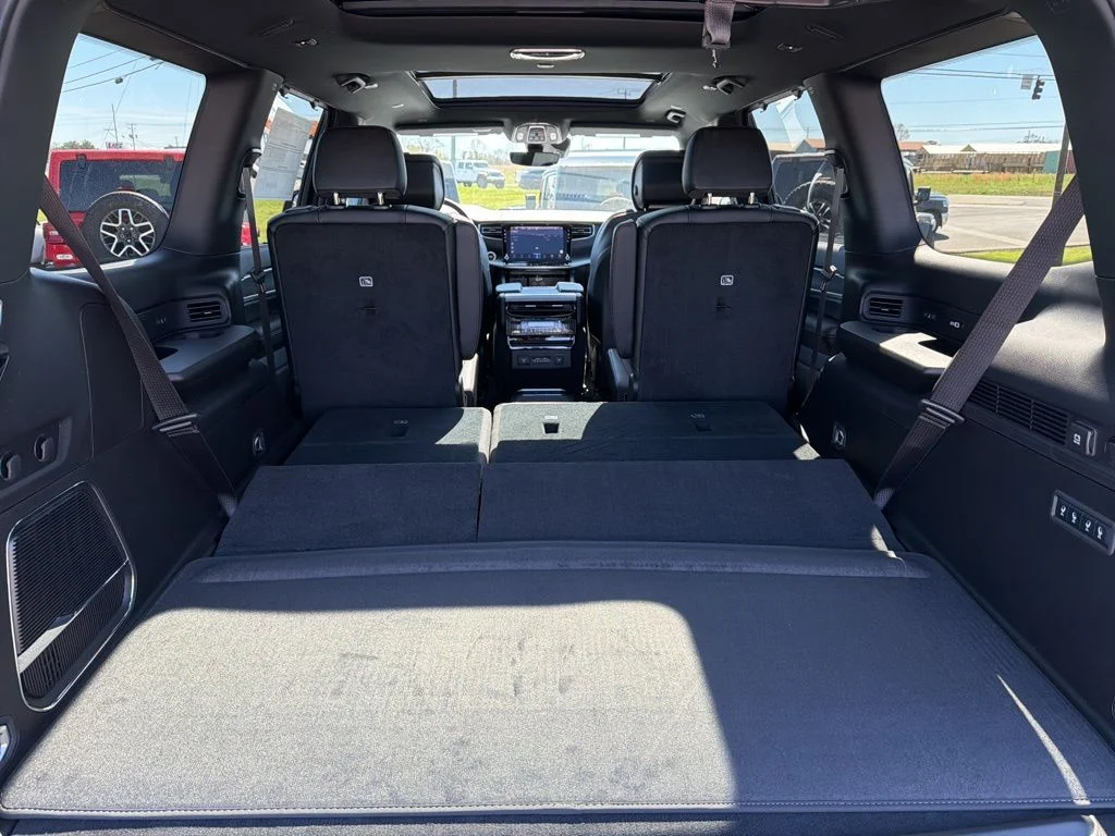 New 2026 Bright White Clear-Coat Exterior Paint Jeep Limited Reserve image 11