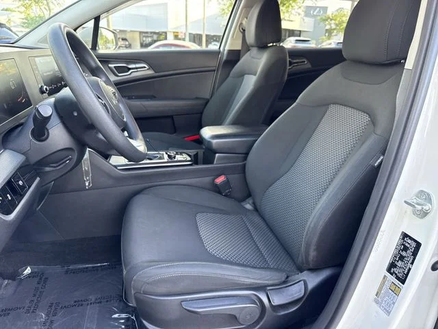2023 Kia Sportage LX - Photo 11