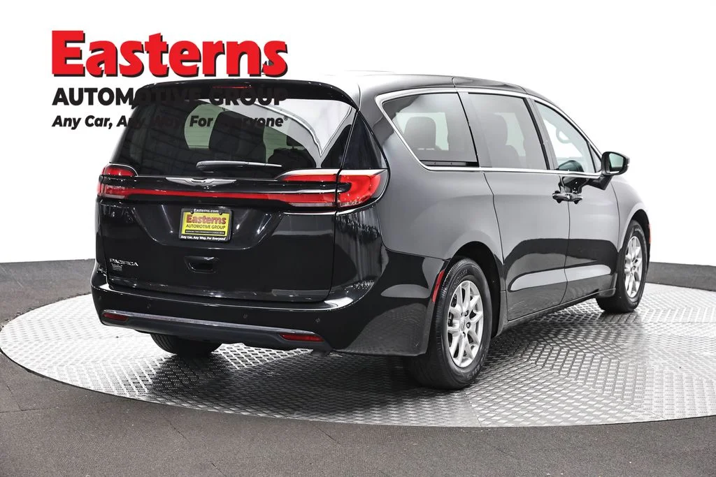Used 2023 Black Chrysler Touring L image 5