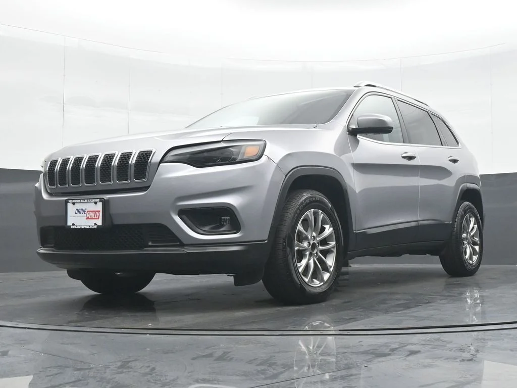Used 2019 Silver Jeep Latitude Plus image 25