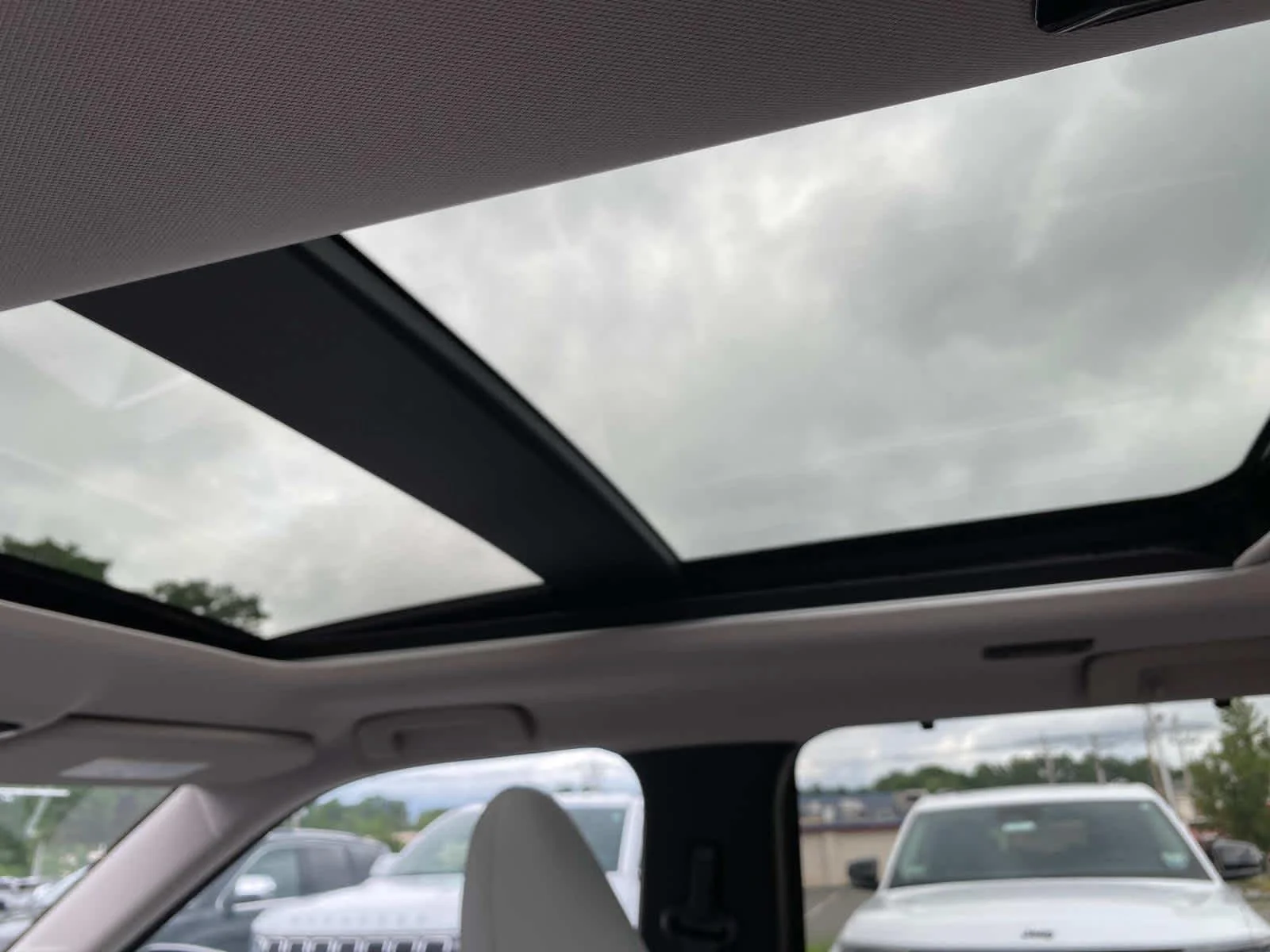 New 2025 Black Diamond/Alloy Silver Roof Mitsubishi Platinum Edition image 8