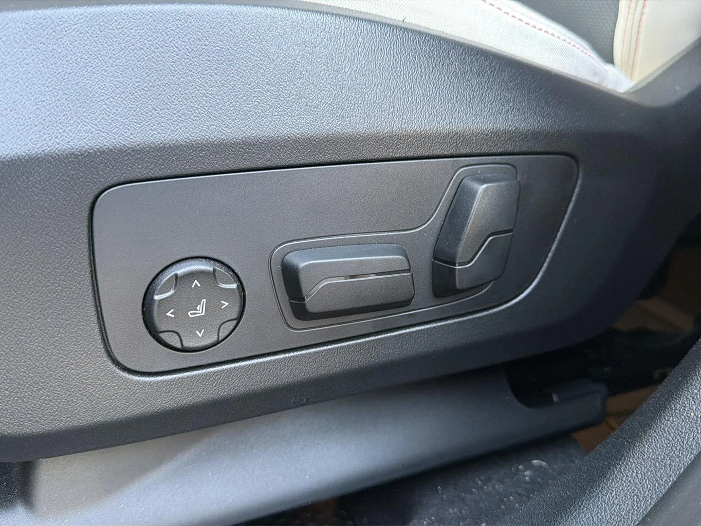 Used 2025 Mineral White Metallic BMW xDrive28i image 21