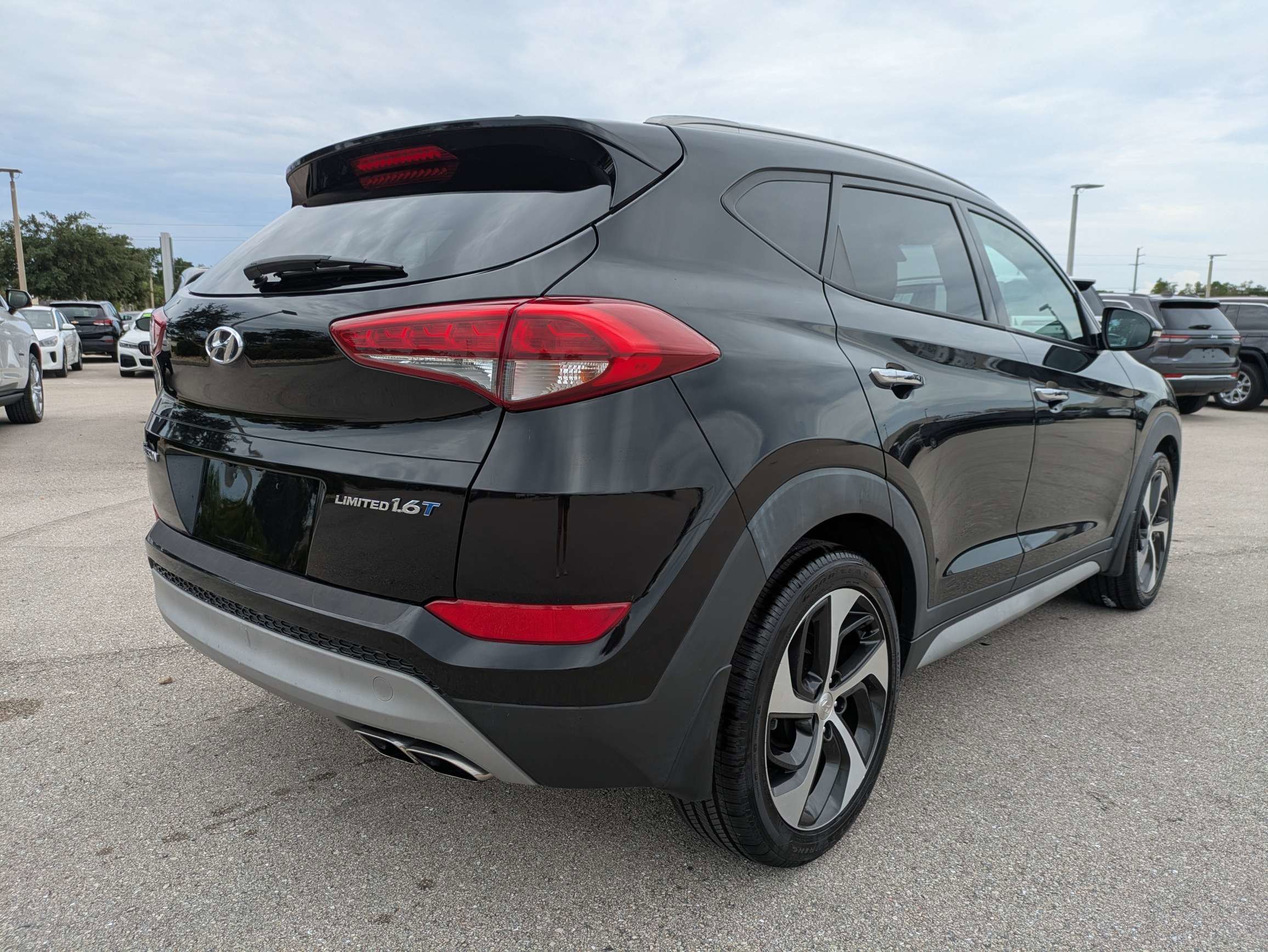 Used 2018 Black Noir Pearl Hyundai Limited image 5