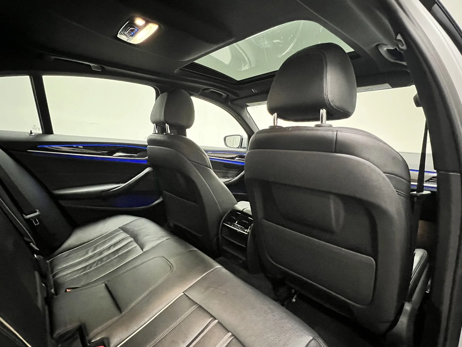 Used 2019 Glacier Silver Metallic BMW 530i xDrive image 33