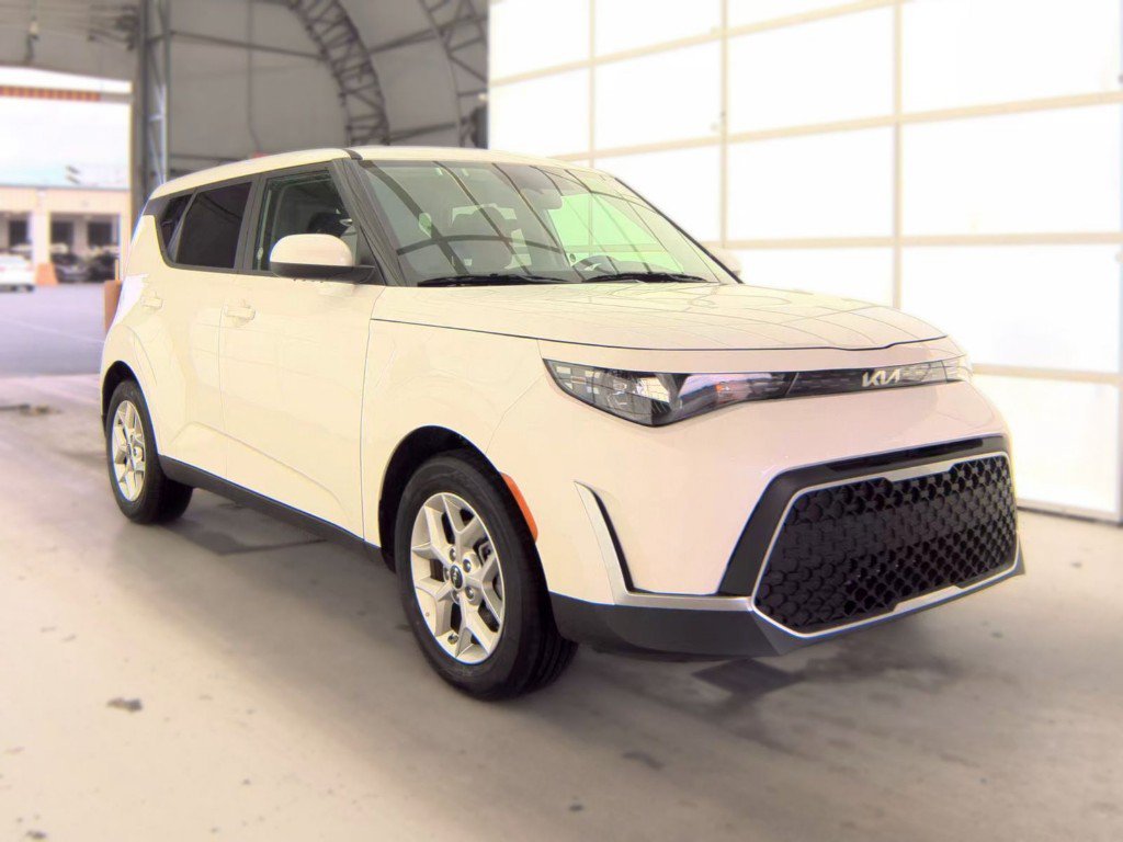 Used 2025 White Kia LX image 4