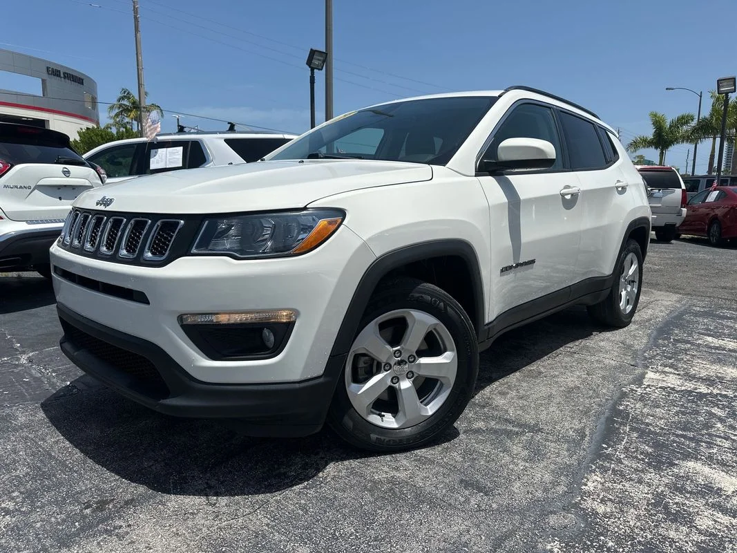 Used 2019  Jeep Latitude FWD image 1