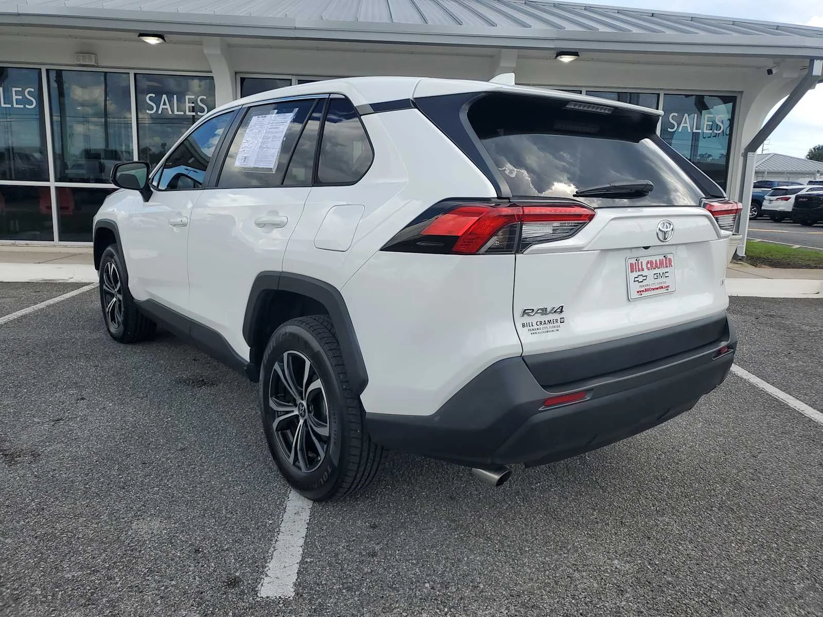 Used 2022 White White Toyota LE image 3