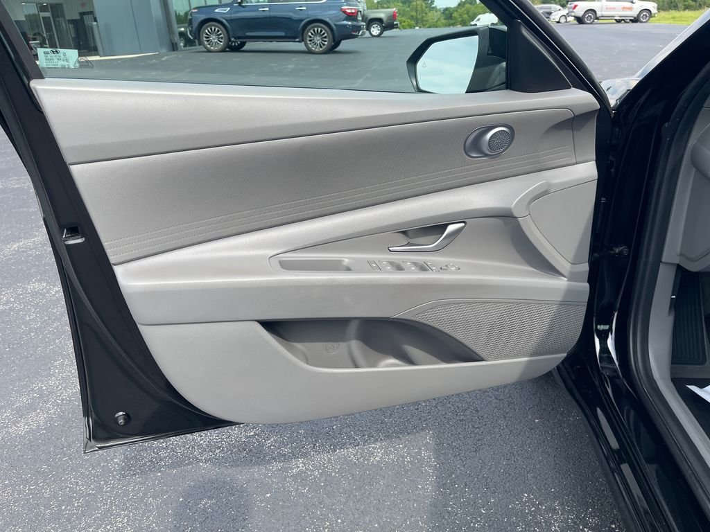 2025 Hyundai Elantra SE - Photo 12