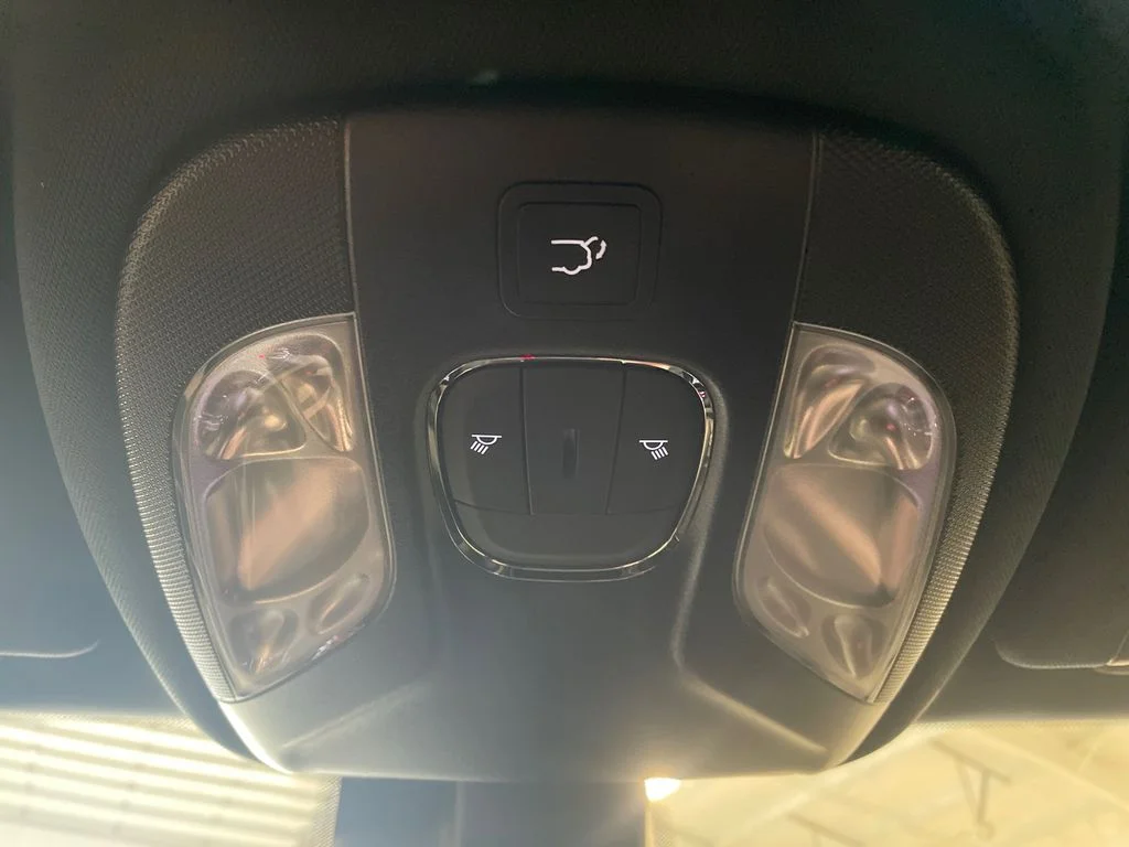 New 2026 Diamond Black Crystal Pearlcoat Jeep Latitude Altitude image 26