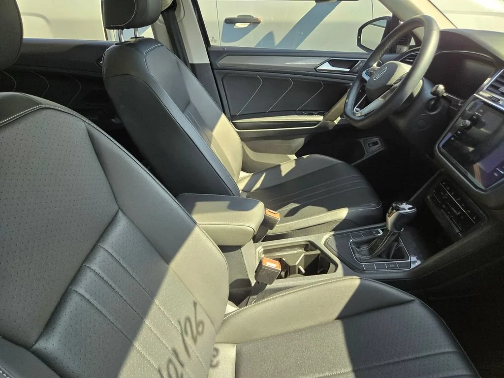 Used 2022 Black Volkswagen SE image 4