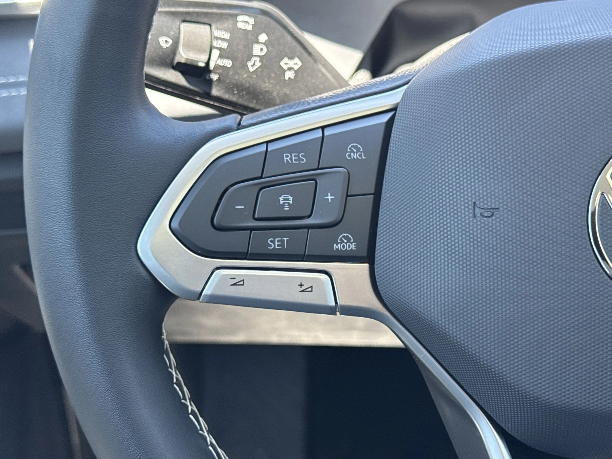 New 2026 Pure White Volkswagen SE image 18