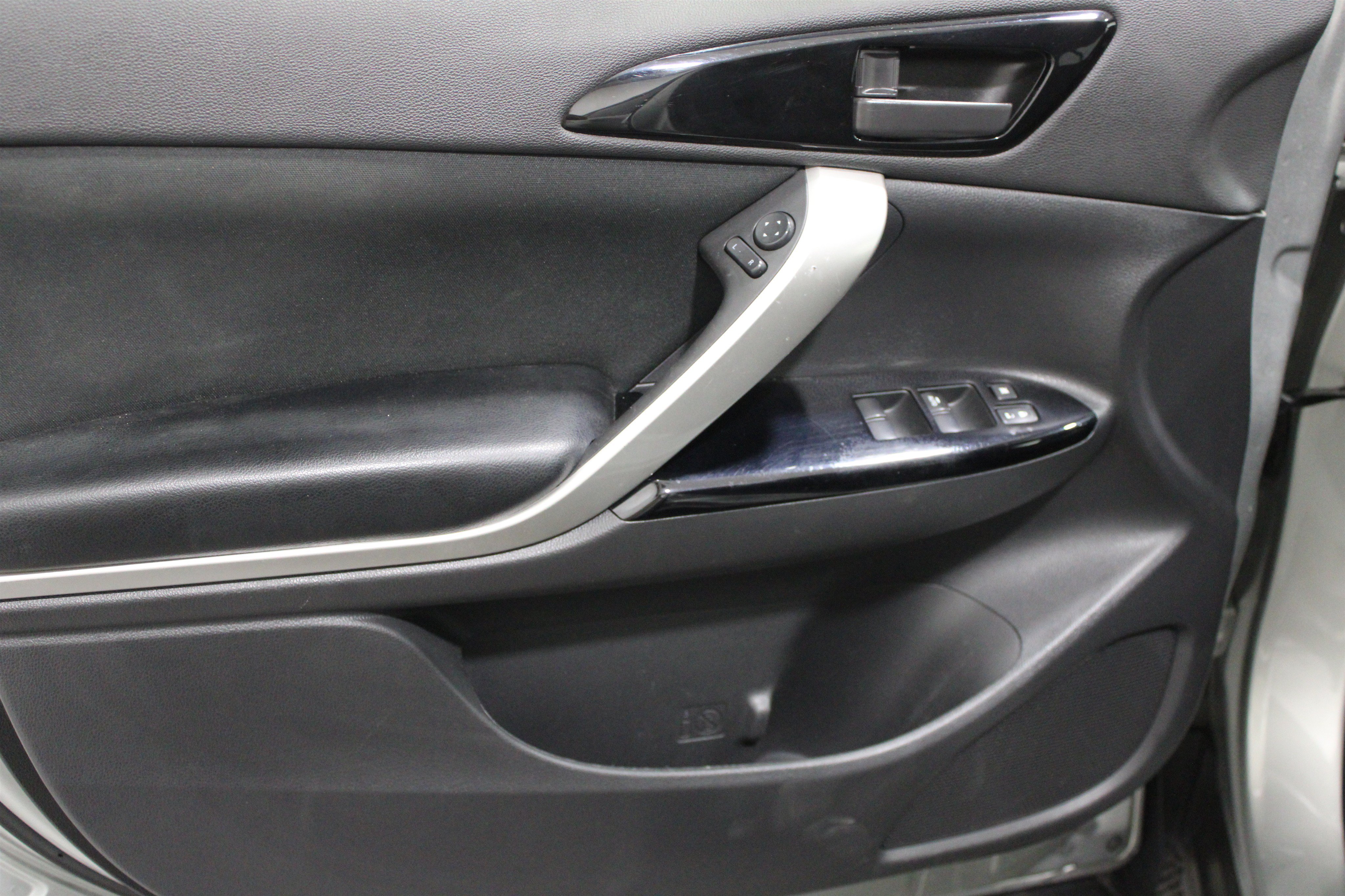 Used 2024 Alloy Silver Metallic Mitsubishi LE image 3