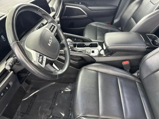 Used 2025 White Kia S image 22