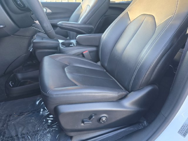 Certified Used 2025 Bright White Clearcoat Chrysler Select image 6