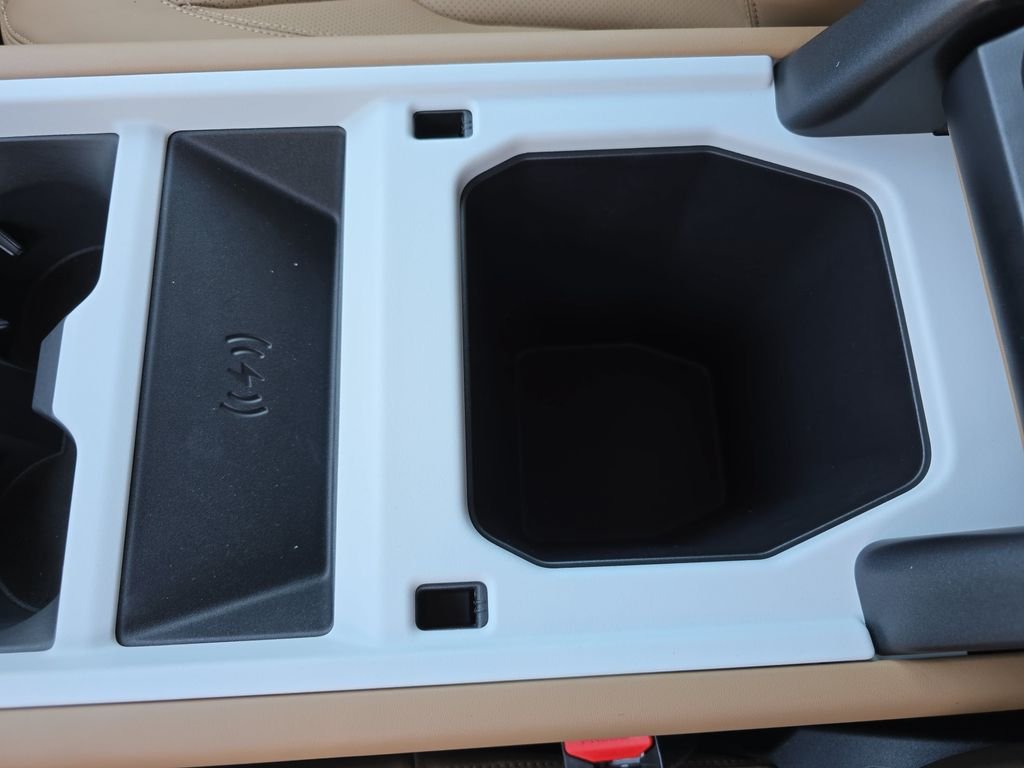 New 2026 Santorini Black Land Rover X-Dynamic SE image 13