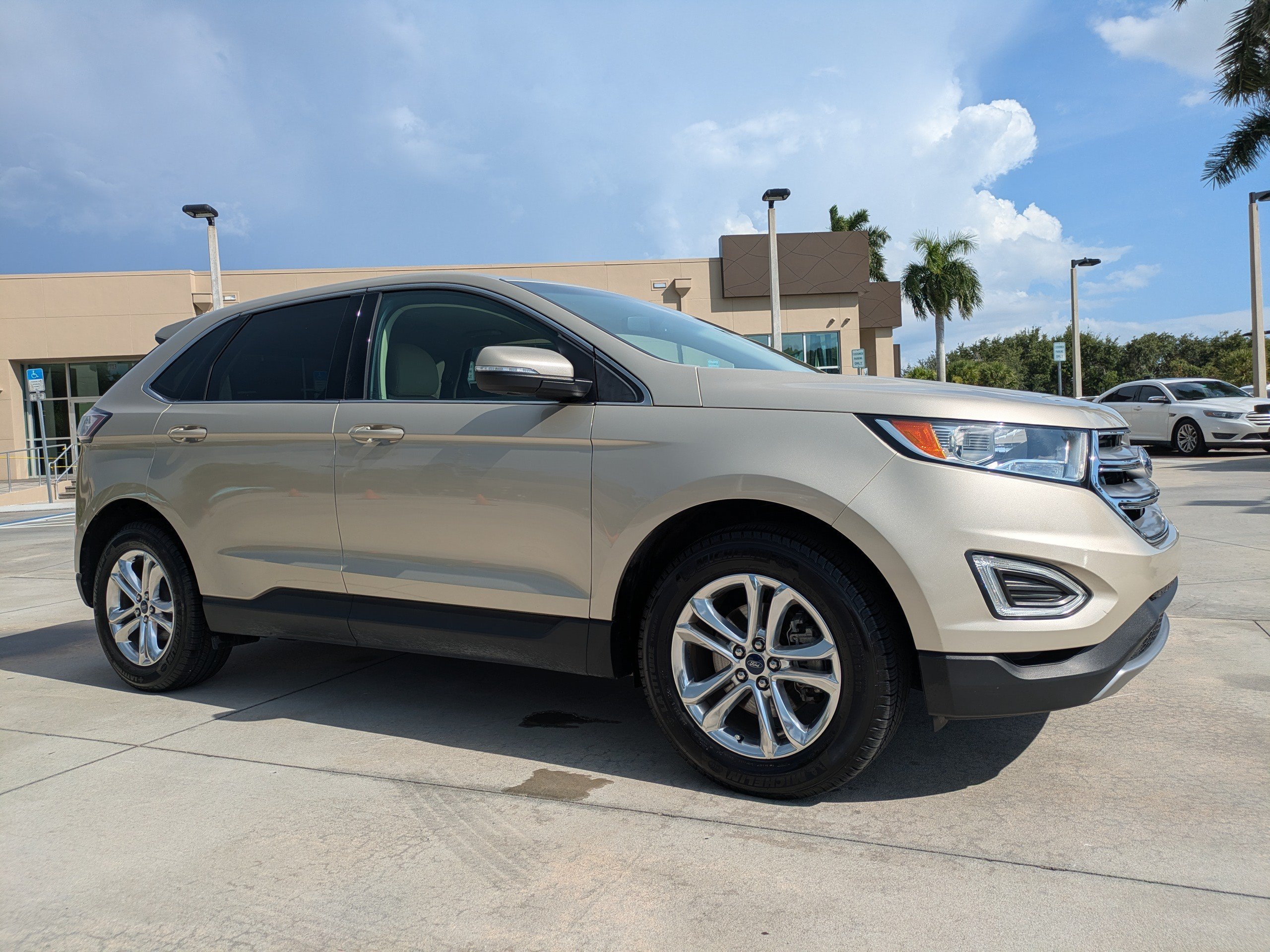 Used 2018  Ford SEL image 1