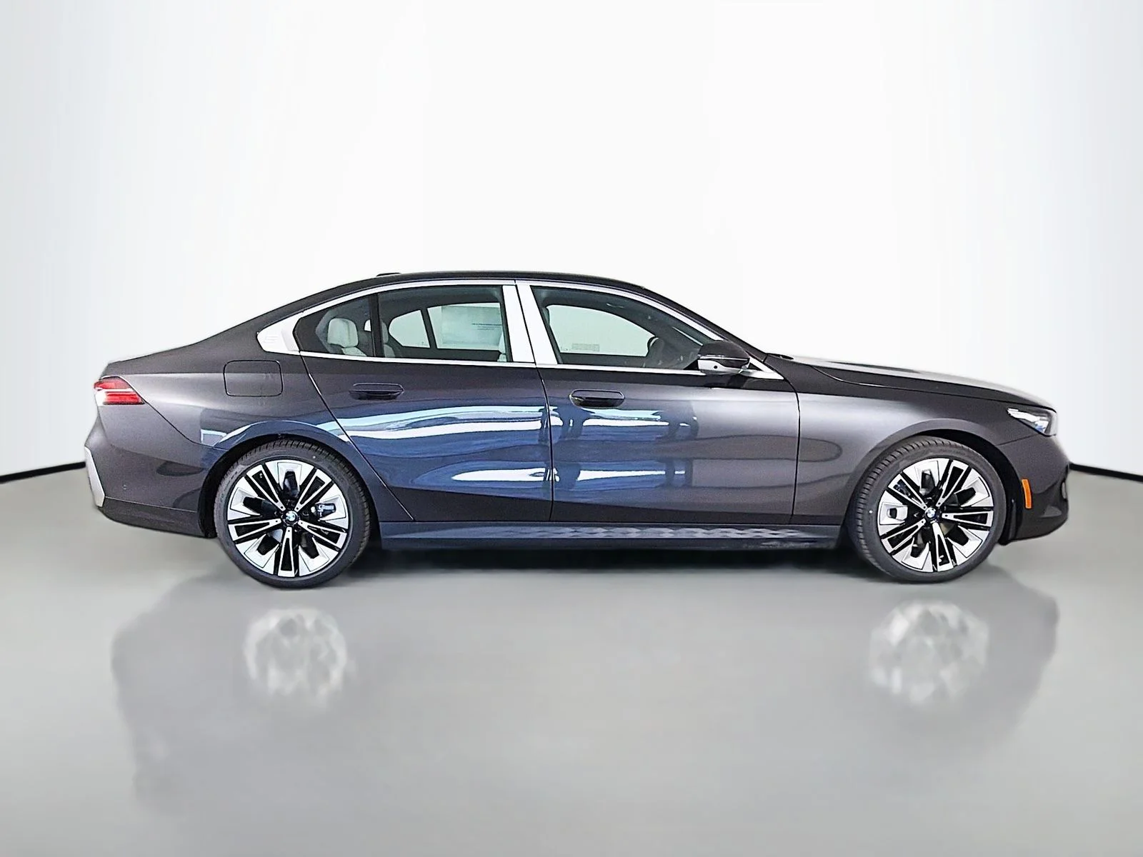 Used 2026 Dark Graphite Metallic BMW xDrive40 image 8