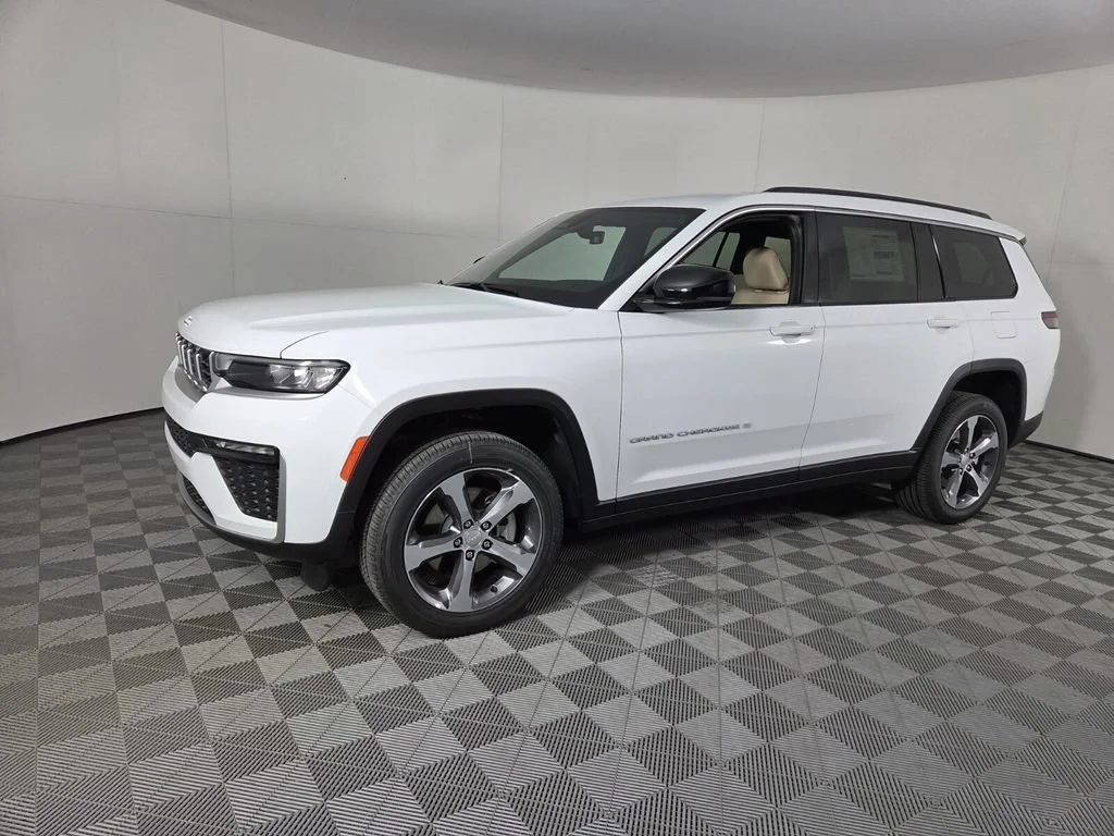 New 2026 Bright White Clear-Coat Exterior Paint Jeep Limited image 9