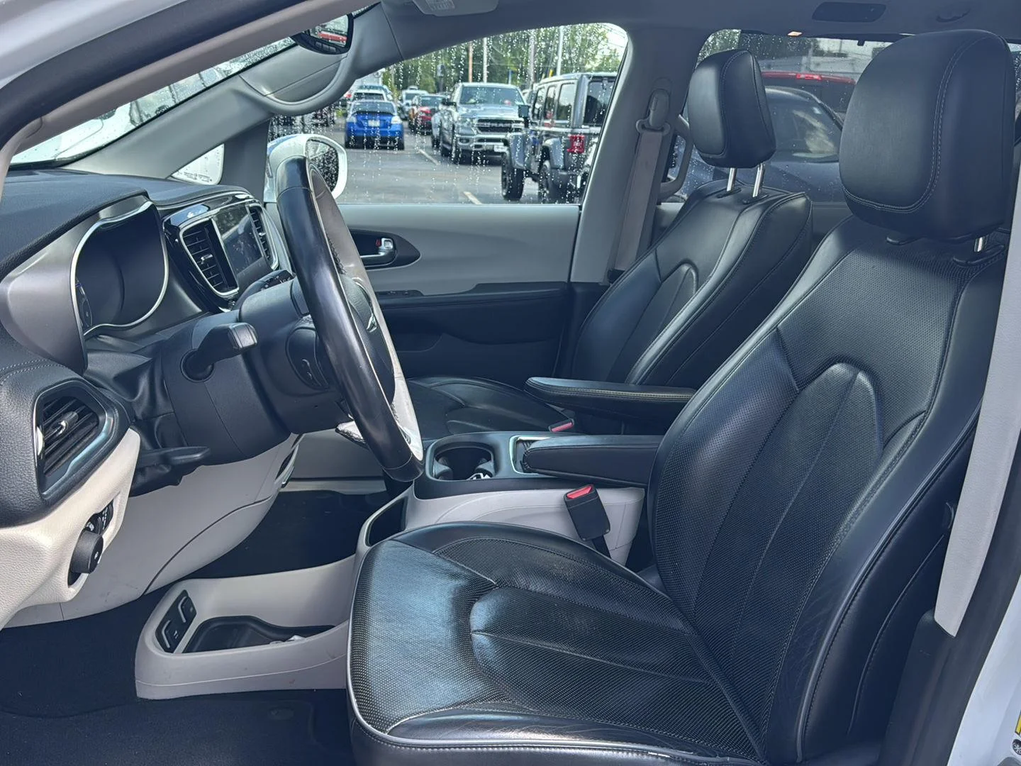 Used 2019 Bright White Clearcoat Chrysler Limited image 7