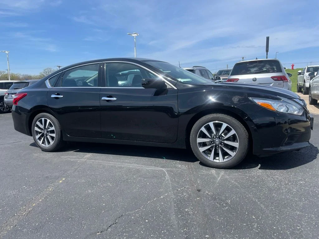 Used 2017 Nissan Altima SV with VIN 1N4AL3AP4HC265447 for sale in Beaver Dam, WI