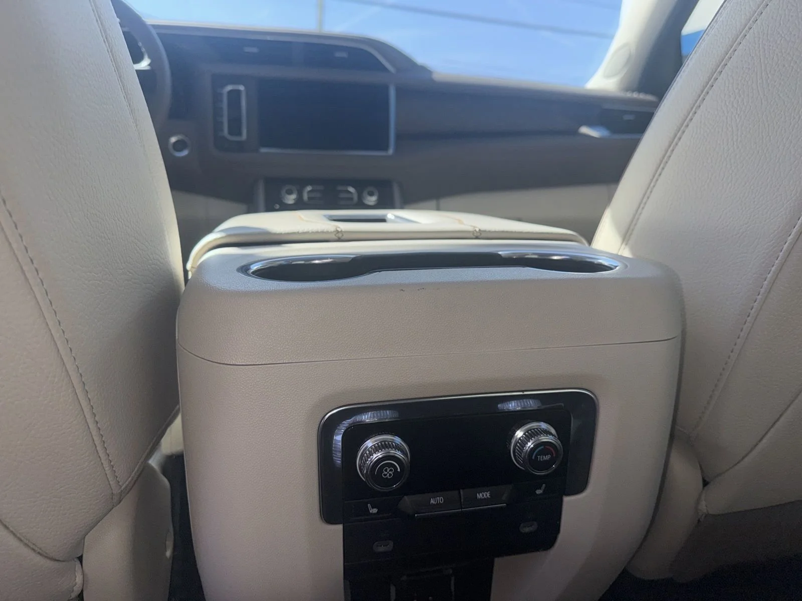 2024 GMC Yukon Denali - Photo 18