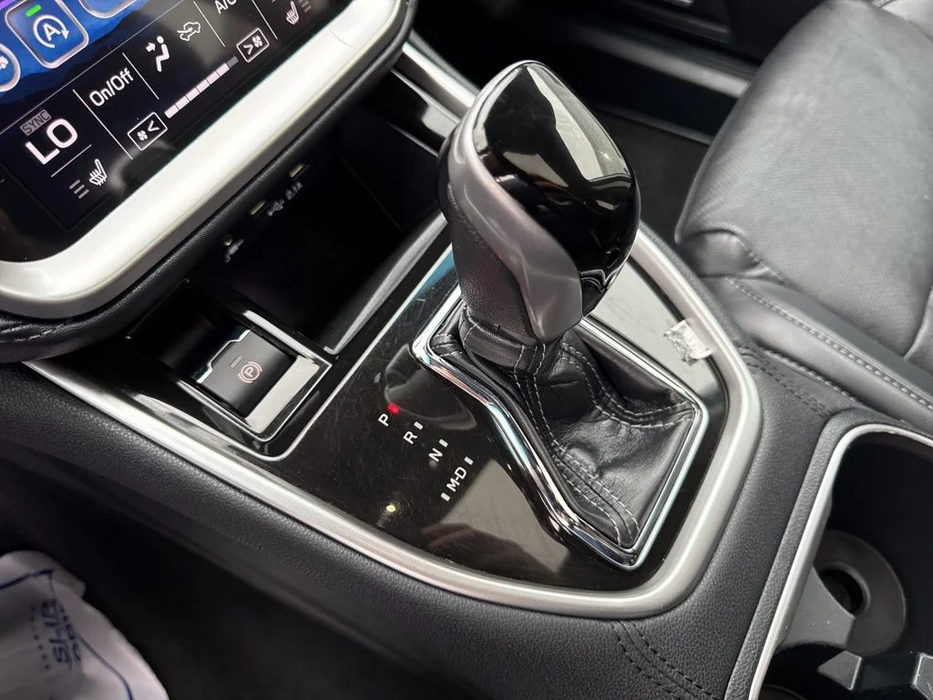 Used 2021 Ice Silver Metallic Subaru Limited image 24