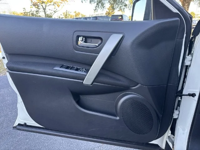 Used 2015 White Nissan S image 25