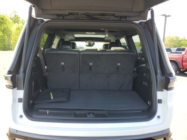 New 2026 Bright White Clear-Coat Exterior Paint Jeep Limited Reserve image 10
