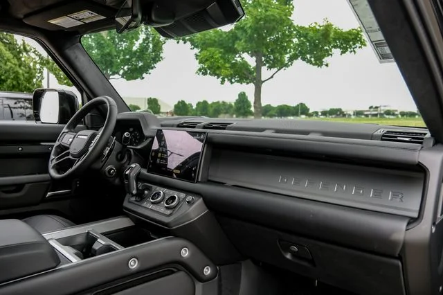 2025 Land Rover Defender V8 - Photo 16