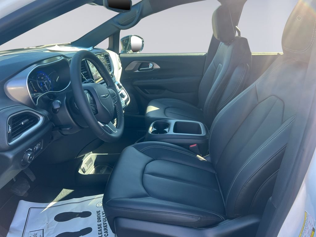 2026 Chrysler Pacifica Select - Photo 10