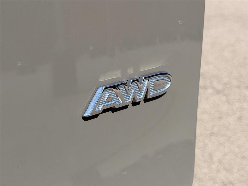 Used 2025 Ceramic Gray Clearcoat Chrysler Select image 22