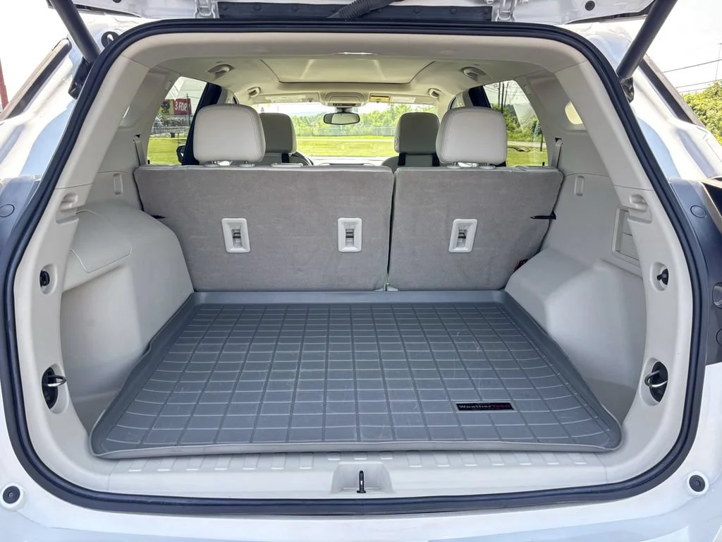 Used 2023 WHITE FROST TRICOAT GMC Denali image 18