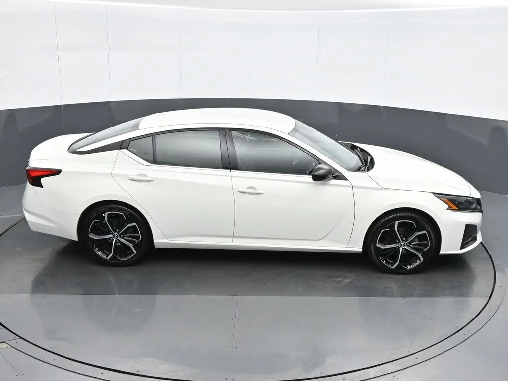 Used 2025 White Nissan 2.5 SR image 23