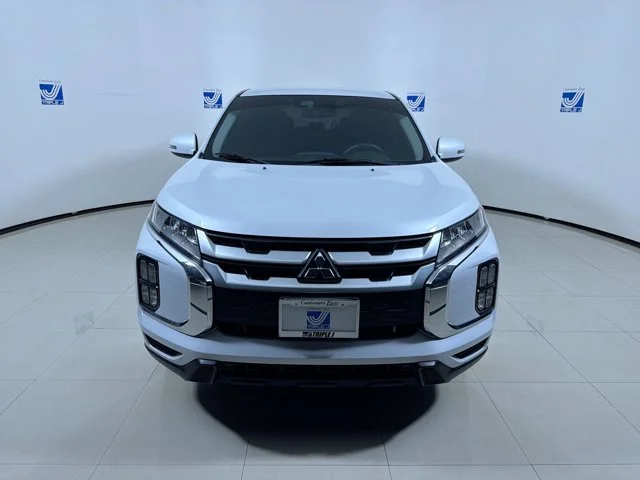 Used 2023 White Mitsubishi SE image 16