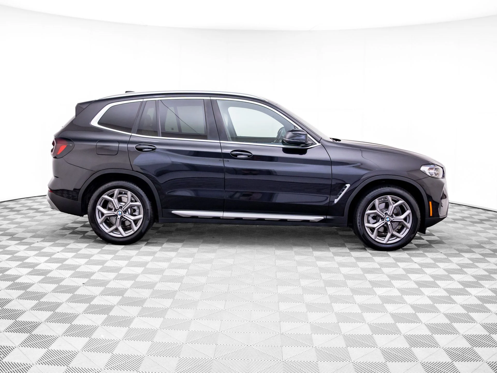 Used 2023 Black BMW xDrive30i image 6