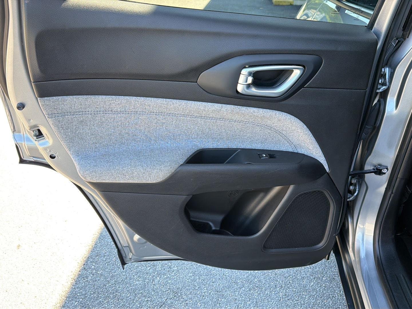 Used 2024  Jeep Latitude image 17