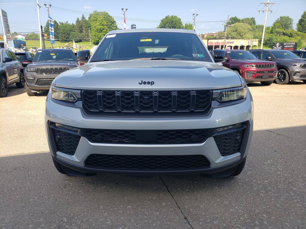 New 2026 Silver Zynith Exterior Paint Jeep 85th Anniversary Edition image 9