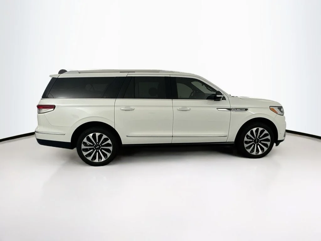 Used 2024 White Lincoln Reserve image 4